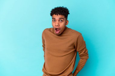 Genç Afro-Amerikalı kıvırcık adam gördüğü bir şey yüzünden şoka girdi..