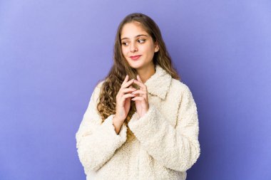 Kafkasyalı tatlı bir kadın bir plan yapıyor, bir fikir kuruyor..