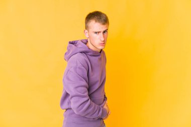 Genç, beyaz, yakışıklı adamın karaciğeri ağrıyor, karnı ağrıyor..