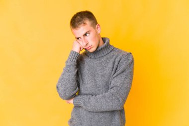 Üzgün ve dalgın hisseden, kopyalama alanına bakan genç beyaz yakışıklı bir adam..