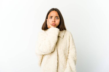 Genç melez kadın yanakları siliyor, yorgun bir ifadesi var. Yüz ifadesi kavramı.