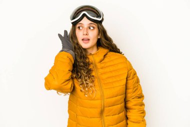 Genç beyaz kayakçı kadın bir dedikoduyu dinlemek için izole edilmiş..