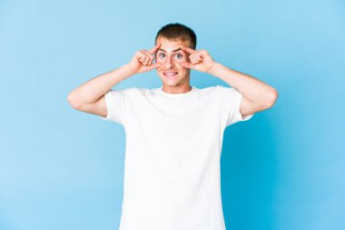 Genç, beyaz, yakışıklı bir adam başarılı bir fırsat yakalamak için gözlerini açık tutuyor..