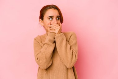 Genç Arap melez kadın. Bir fotokopi odasına dikkatlice bakıyor. Ağzını eliyle kapatıyor..