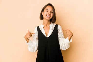 Genç İspanyol kadın parmaklarıyla izole noktalar, pozitif duygu..