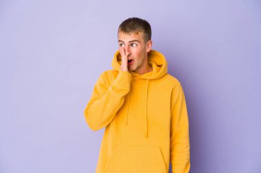 Beyaz tenli yakışıklı adam gizli bir sıcak fren haberi veriyor ve yan bakıyor.