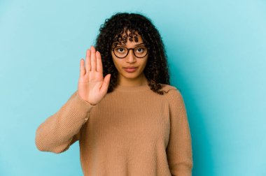 Genç Afrikalı Amerikalı afro kadın elini uzatıp 