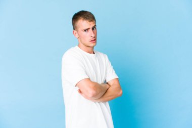 Beyaz tenli yakışıklı şüpheli, kararsız, seni sorguluyor..