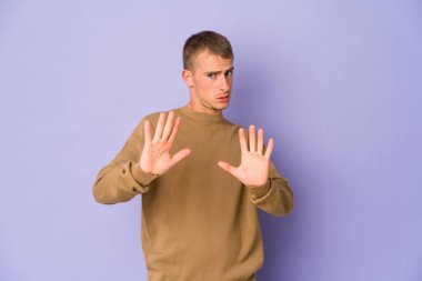 Beyaz tenli yakışıklı bir adam tiksinti ifadesi gösteren birini reddediyor..