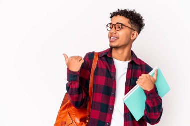 Genç Afro-Amerikalı kıvırcık erkek kitap okuyup parmak kaldırıyor, gülüyor ve kaygısız..