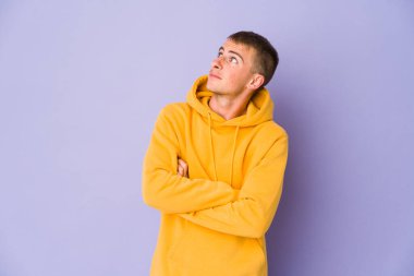 Genç beyaz yakışıklı adam hedeflerine ve amaçlarına ulaşmayı hayal ediyor.