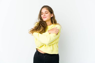 Genç beyaz kadın sarıldı, kaygısız gülümsedi ve mutlu oldu..