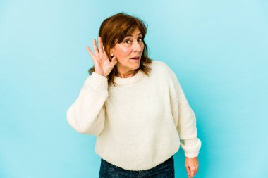 Üst düzey beyaz kadın bir dedikoduyu dinlemeye çalışıyor..