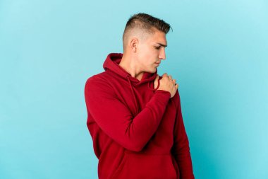 Beyaz tenli yakışıklı bir adam omuz ağrısı çekiyor..