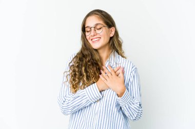 Beyaz bir kadın dost canlısı bir ifadeye sahip, avuçlarını göğsüne bastırıyor. Aşk konsepti.