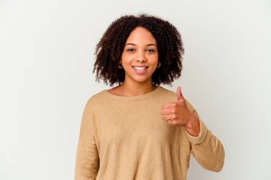 Genç Afro-Amerikan melez kadın tebessüm edip baş parmağını kaldırıyor.