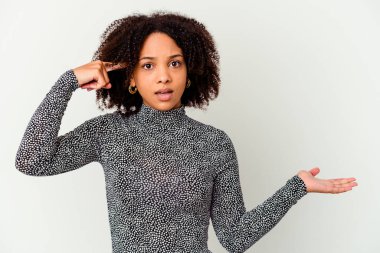 Genç Afro-Amerikan melez kadın kendini izole edip bir ürünü elinde tutuyor..