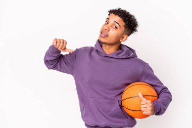 Genç Afro-Amerikalı kıvırcık adam yalnız başına basketbol oynuyor gururlu ve kendinden emin, örnek alınacak..