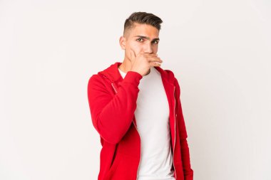 Beyaz tenli yakışıklı, ağzı kapalı ve elleri endişeli bir şekilde izole edilmiş..