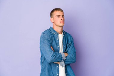 Beyaz tenli yakışıklı şüpheli, kararsız, seni sorguluyor..