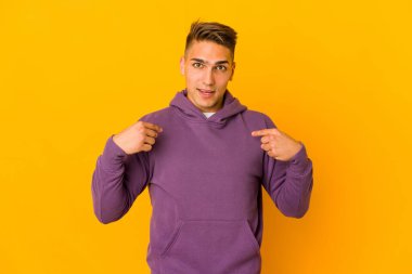 Genç, yakışıklı, beyaz tenli, izole edilmiş, şaşırmış, parmağıyla işaret eden, geniş bir gülümseme..