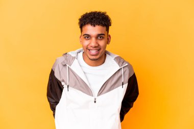 Genç Afro-Amerikalı kıvırcık adam Mor, mutlu, güler yüzlü ve neşeli.