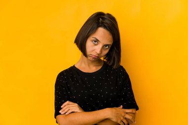 Sarıda izole edilmiş genç İspanyol kadın. Sıkılmış, yorgun ve dinlenmeye ihtiyacı var..