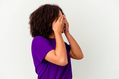 Genç Afro-Amerikan melez kadın gözlerden uzak, elleri kapalı..