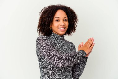 Genç Afro-Amerikan melez kadın kendini soyutlamış enerjik ve rahat hissediyor, ellerini ovuşturuyor kendinden emin..