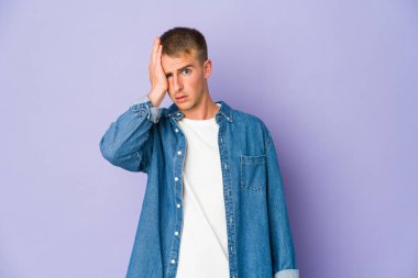 Genç, beyaz, yakışıklı, yorgun ve uykulu bir adam..