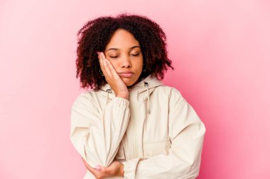 Genç Afro-Amerikan melez kadın izole edilmiş. Sıkılmış, yorgun ve dinlenmeye ihtiyacı var..