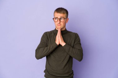 Beyaz tenli yakışıklı dua eden, kendini adamış dindar, ilahi ilhamı arayan genç bir adam..