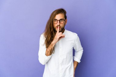 Uzun saçlı genç adam bir sır saklıyor ya da sessizlik istiyor..