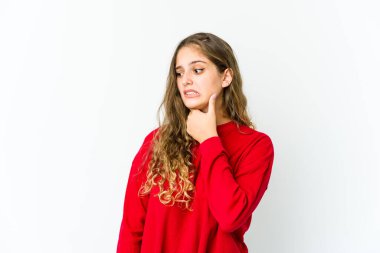 Beyaz bir kadın başının arkasına dokunuyor, düşünüyor ve bir seçim yapıyor..