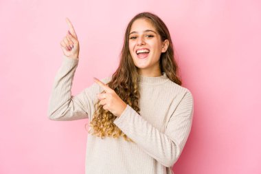 Genç beyaz kadın dans ediyor ve eğleniyor..