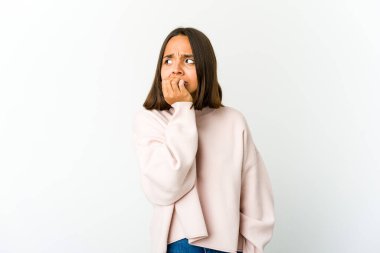 Tırnak yiyen, gergin ve endişeli genç bir ırk kadını..