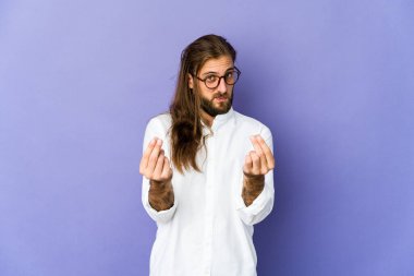 Uzun saçlı genç adam hiç parası olmadığını gösteriyor..