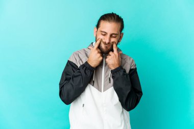 Uzun saçlı genç adam iki seçenek arasında şüpheli görünüyor..