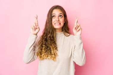 Genç beyaz kadın şans dilemek için şans diliyor.