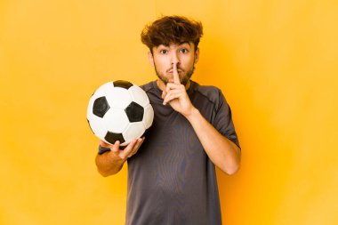 Genç futbolcu Hintli bir adam ya sır saklıyor ya da sessizlik istiyor..