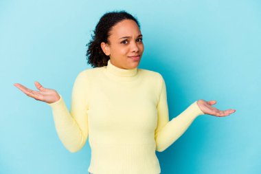 Genç Afro-Amerikan melez kadın şüpheye düşüp omuz silkerek jestlerini sorguluyor..