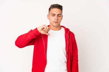 Kafkasyalı yakışıklı bir adam izole edilmiş, hoşlanmadığı bir jest yapıyor, kabul etmiyor. Anlaşmazlık konsepti.