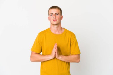 Beyaz tenli yakışıklı dua eden, kendini adamış dindar, ilahi ilhamı arayan genç bir adam..