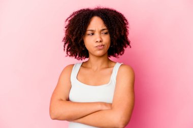 Genç Afro-Amerikan melez kadın hoşnutsuzlukla somurtan yüzü izole edip kollarını kavuşturuyor..