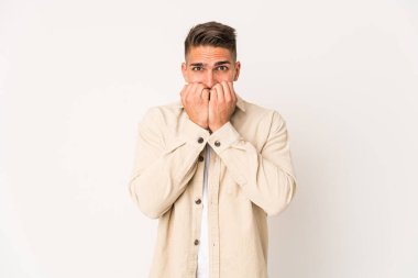 Genç, beyaz, yakışıklı bir adam tırnak yiyor. Gergin ve endişeli..