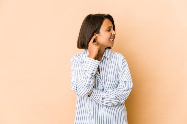 Genç İspanyol kadın elleriyle kulaklarını kapatıyor..