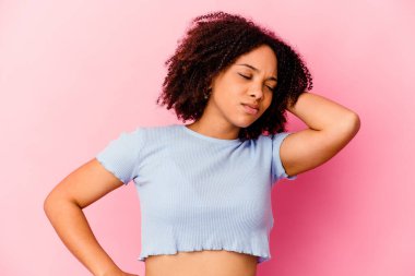 Genç Afro-Amerikan melez kadın yorgun ve uykulu bir şekilde kendini soyutlamış..