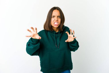 Genç melez kadın gergin elleriyle çığlık atıyor..