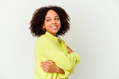 Genç Afro-Amerikan melez kadın gülüyor ve eğleniyor..