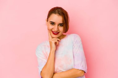 Genç Arap melez kadın gülümsüyor mutlu ve kendinden emin, elleriyle çenesine dokunuyor..